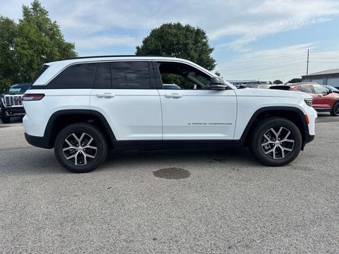 Used 2025 Jeep Grand Cherokee Limited AWD/4WD image 9
