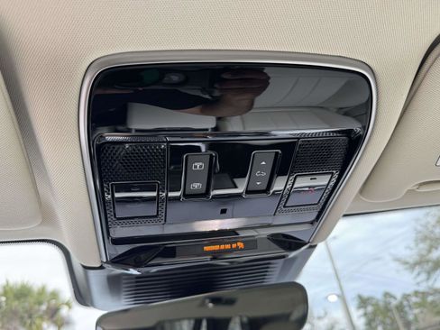 Certified 2025 Land Rover Range Rover SE image 28