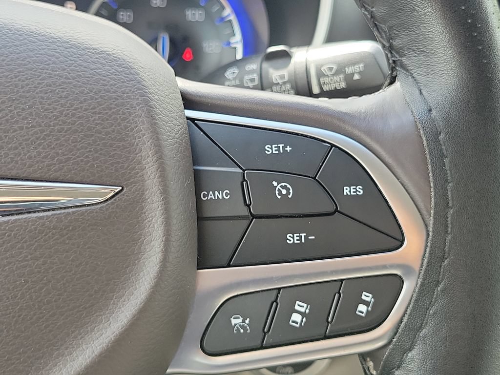 Used 2020 Chrysler Pacifica Touring-L w/ Advanced Safetytec Group FWD image 22