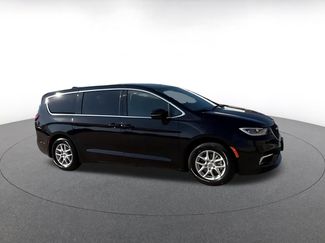 Used 2025 Chrysler Pacifica Select video 2