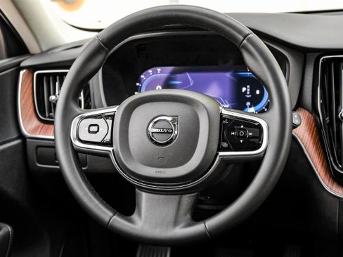 Used 2023 Volvo XC60 B5 Plus image 15