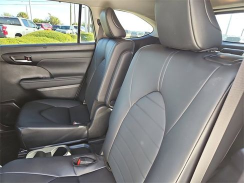 Used 2024 Toyota Highlander XLE image 11