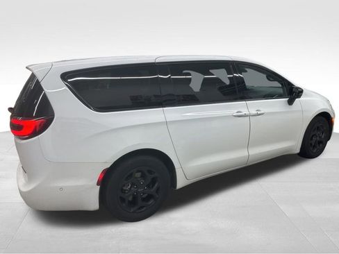 Used 2024 Chrysler Pacifica Select image 20