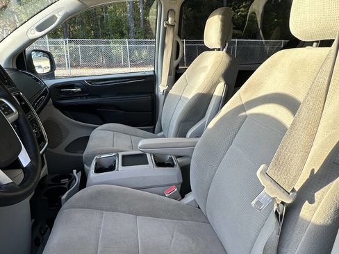 Used 2013 Chrysler Town & Country Touring image 9