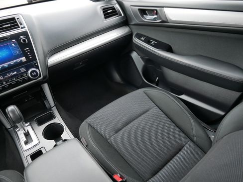 Used 2019 Subaru Outback 2.5i Premium image 11