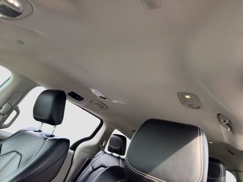 Used 2023 Chrysler Pacifica Touring-L FWD image 31