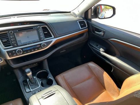 Used 2018 Toyota Highlander Limited Platinum AWD/4WD image 8