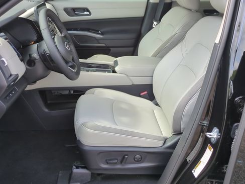 Used 2025 Nissan Pathfinder SL FWD image 11