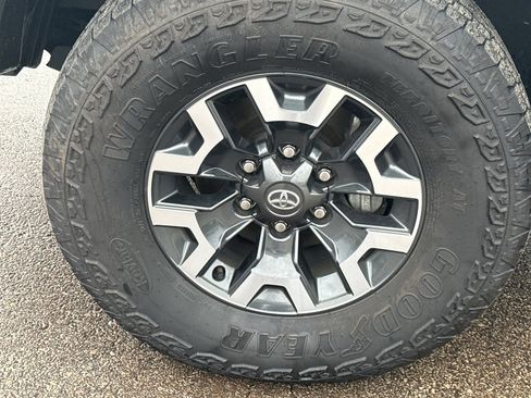 Used 2022 Toyota Tacoma TRD Off-Road w/ TRD Premium Off Road Package image 11