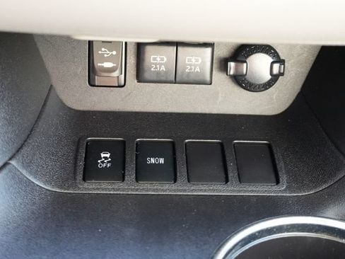Used 2017 Toyota Highlander LE FWD image 35