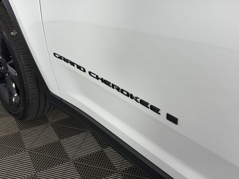 Used 2024 Jeep Grand Cherokee Altitude AWD/4WD image 17