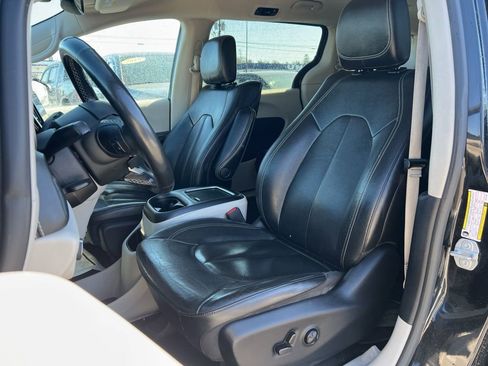 Used 2022 Chrysler Pacifica Touring-L w/ Uconnect Theater Family Group FWD image 18