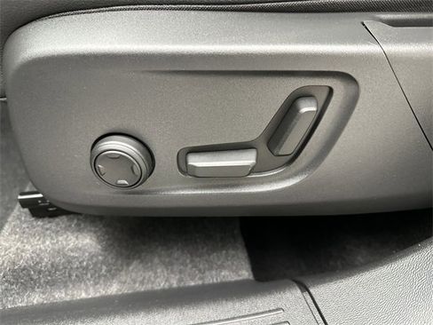 Certified 2025 Volvo XC40 B5 Plus image 12