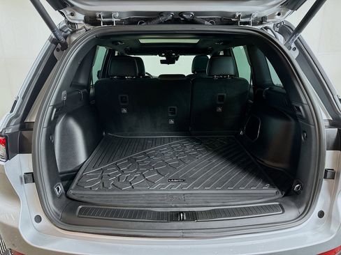 Used 2024 Jeep Grand Cherokee Limited w/ Luxury Tech Group II image 26