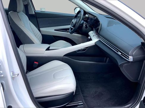 Used 2025 Hyundai Elantra Limited FWD image 9