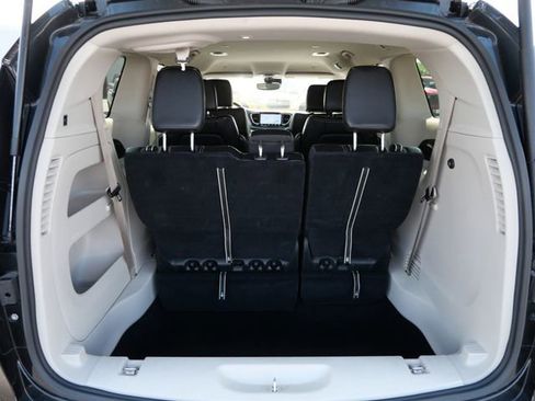 Used 2023 Chrysler Pacifica Touring-L FWD image 6