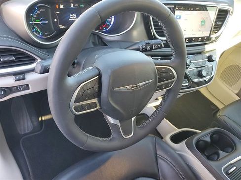 Used 2022 Chrysler Pacifica Touring-L image 20
