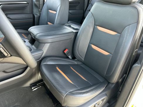 Used 2025 GMC Sierra 1500 AT4 w/ Technology Package AWD/4WD image 19