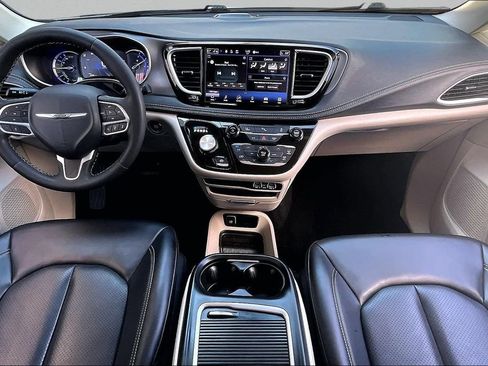 Used 2023 Chrysler Pacifica Touring-L FWD image 8