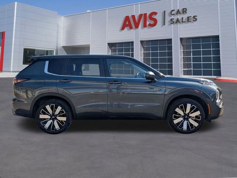 Used 2025 Mitsubishi Outlander SE image 7