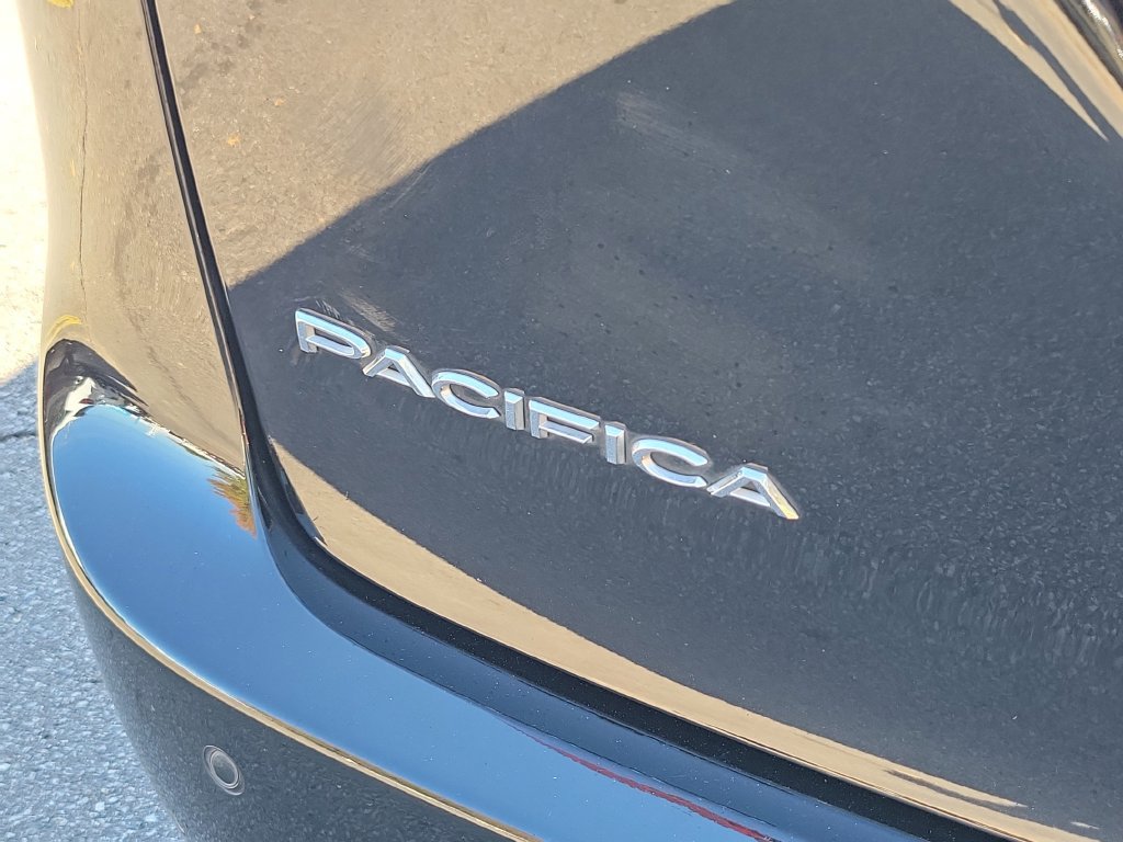 Used 2024 Chrysler Pacifica Touring-L FWD image 10