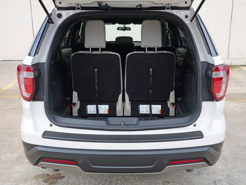 Used 2019 Ford Explorer XLT FWD image 9