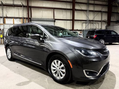 Used 2018 Chrysler Pacifica Touring-L Plus w/ Advanced Safetytec Group FWD image 2