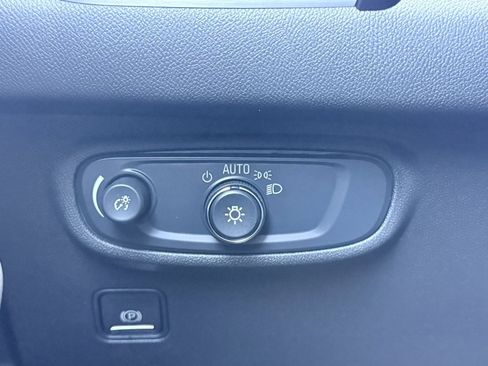 Used 2024 GMC Terrain SLE image 12