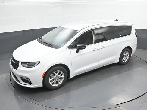 Used 2024 Chrysler Pacifica Touring-L FWD image 36