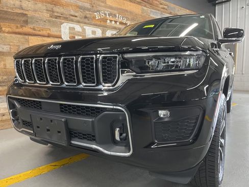 Used 2022 Jeep Grand Cherokee Overland w/ Luxury Tech Group IV AWD/4WD image 11