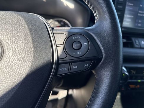 Used 2022 Toyota RAV4 XLE Premium image 19