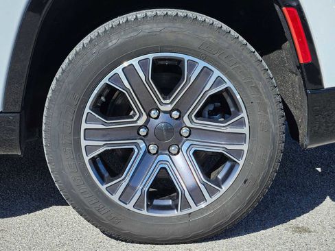 Used 2024 Jeep Wagoneer Series II w/ Flexible Seating Group image 13