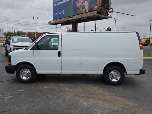 Used 2016 Chevrolet Express 2500 RWD image 2