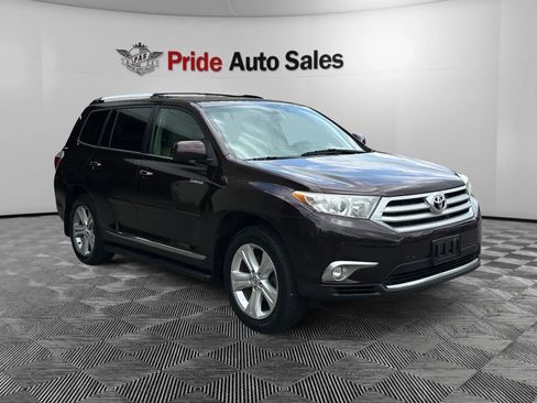 Used 2012 Toyota Highlander Limited w/ Tow Pkg AWD/4WD image 3