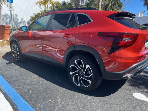 Used 2024 Chevrolet Trax RS w/ Sunroof Package image 3