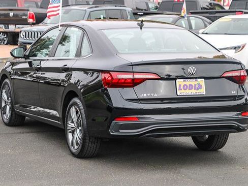 Used 2024 Volkswagen Jetta SE image 2
