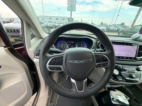 Used 2022 Chrysler Pacifica Touring-L AWD/4WD image 11