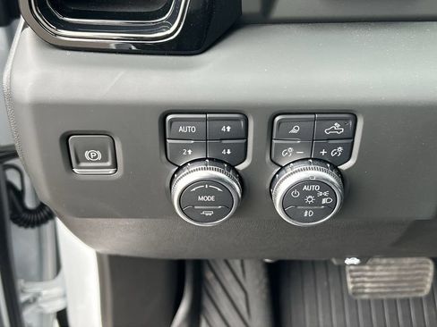 Used 2024 GMC Sierra 2500 AT4 w/ AT4 Premium Plus Package AWD/4WD image 18