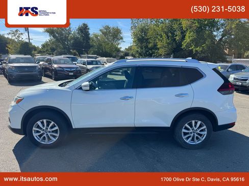Used 2020 Nissan Rogue SV image 2