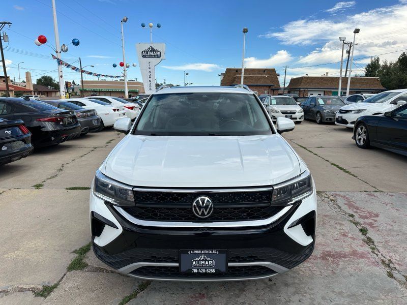 Used 2022 Volkswagen Taos SE w/ Panoramic Sunroof Package AWD/4WD image 2