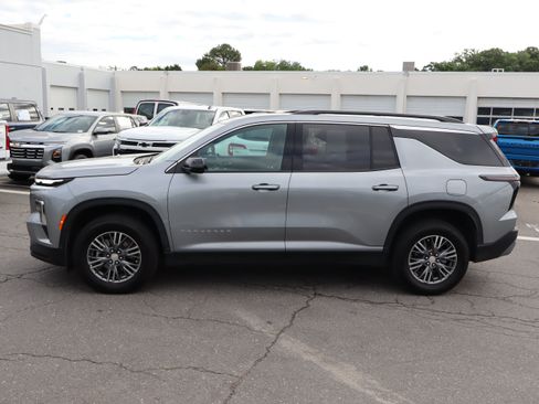 Used 2025 Chevrolet Traverse LT FWD image 19