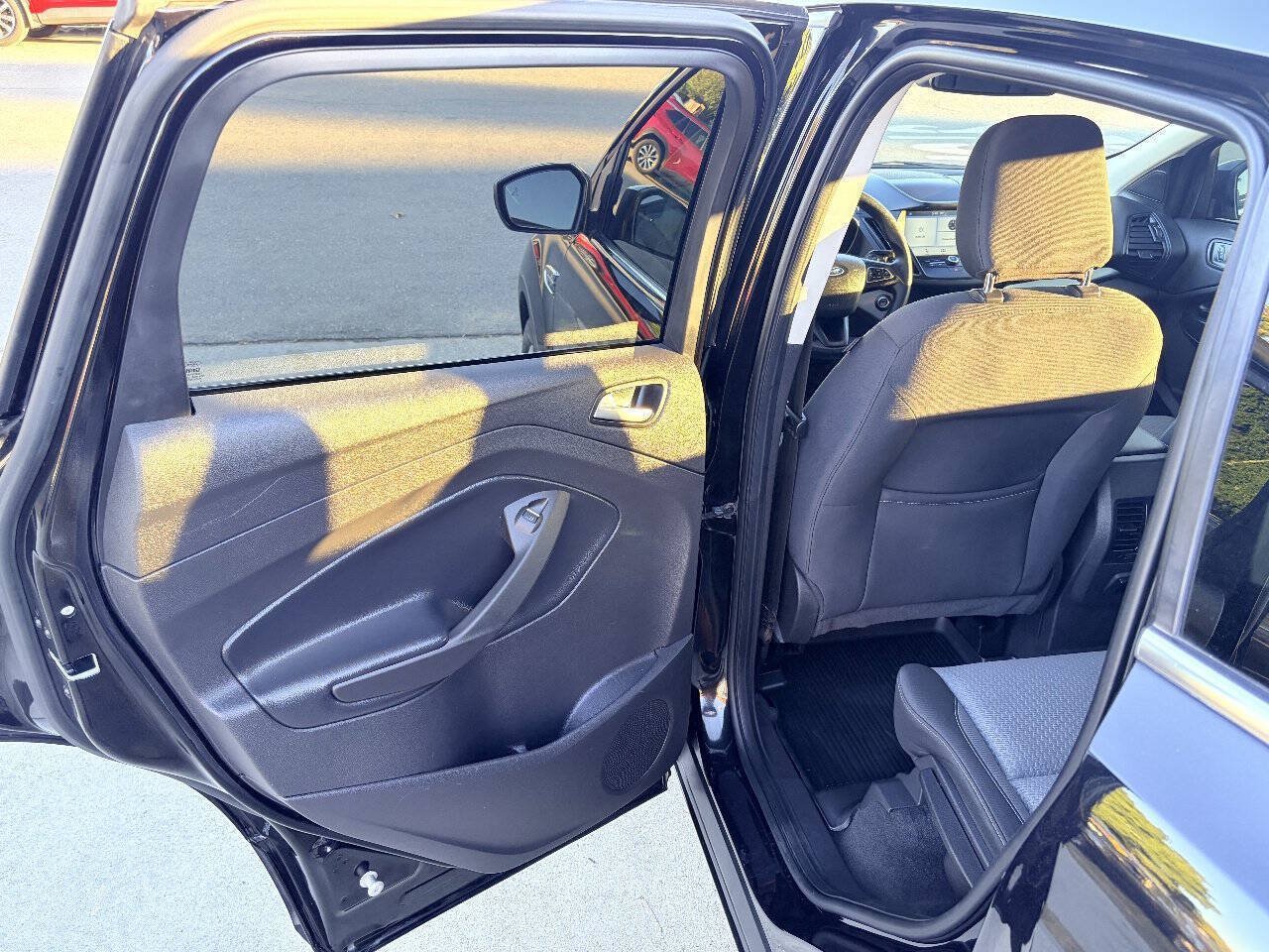 Used 2019 Ford Escape SE FWD image 12