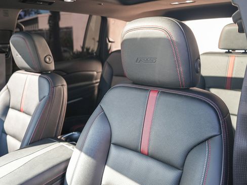 Used 2024 Chevrolet Traverse RS FWD image 25