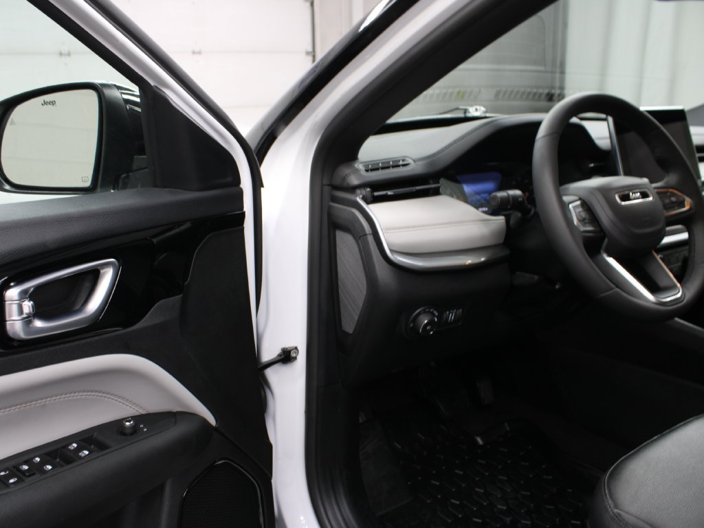 Used 2025 Jeep Compass Limited AWD/4WD image 48