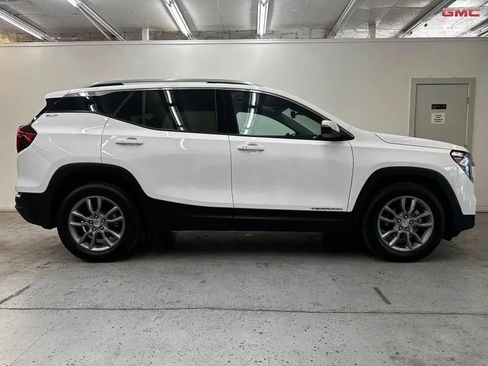 Used 2024 GMC Terrain SLT image 8