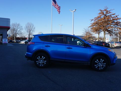 Used 2018 Toyota RAV4 LE image 3