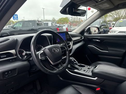 Used 2023 Toyota Highlander XLE AWD/4WD image 15