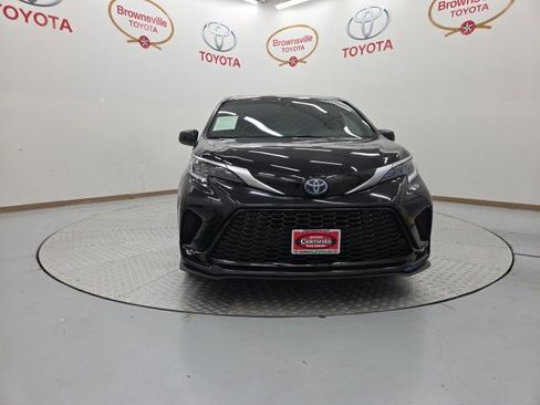 Used 2023 Toyota Sienna XSE image 4