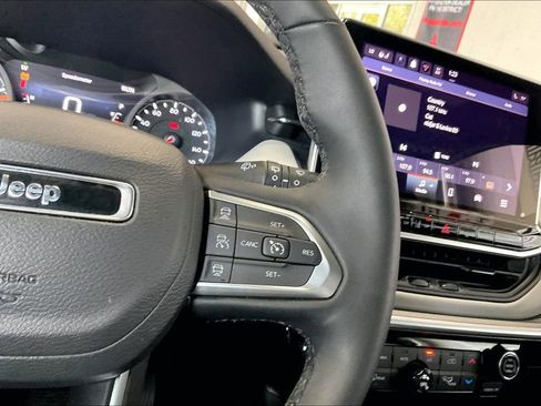 Used 2025 Jeep Compass Limited image 9