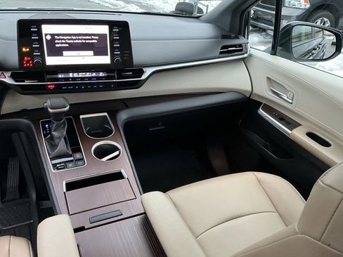 Used 2022 Toyota Sienna XLE image 28